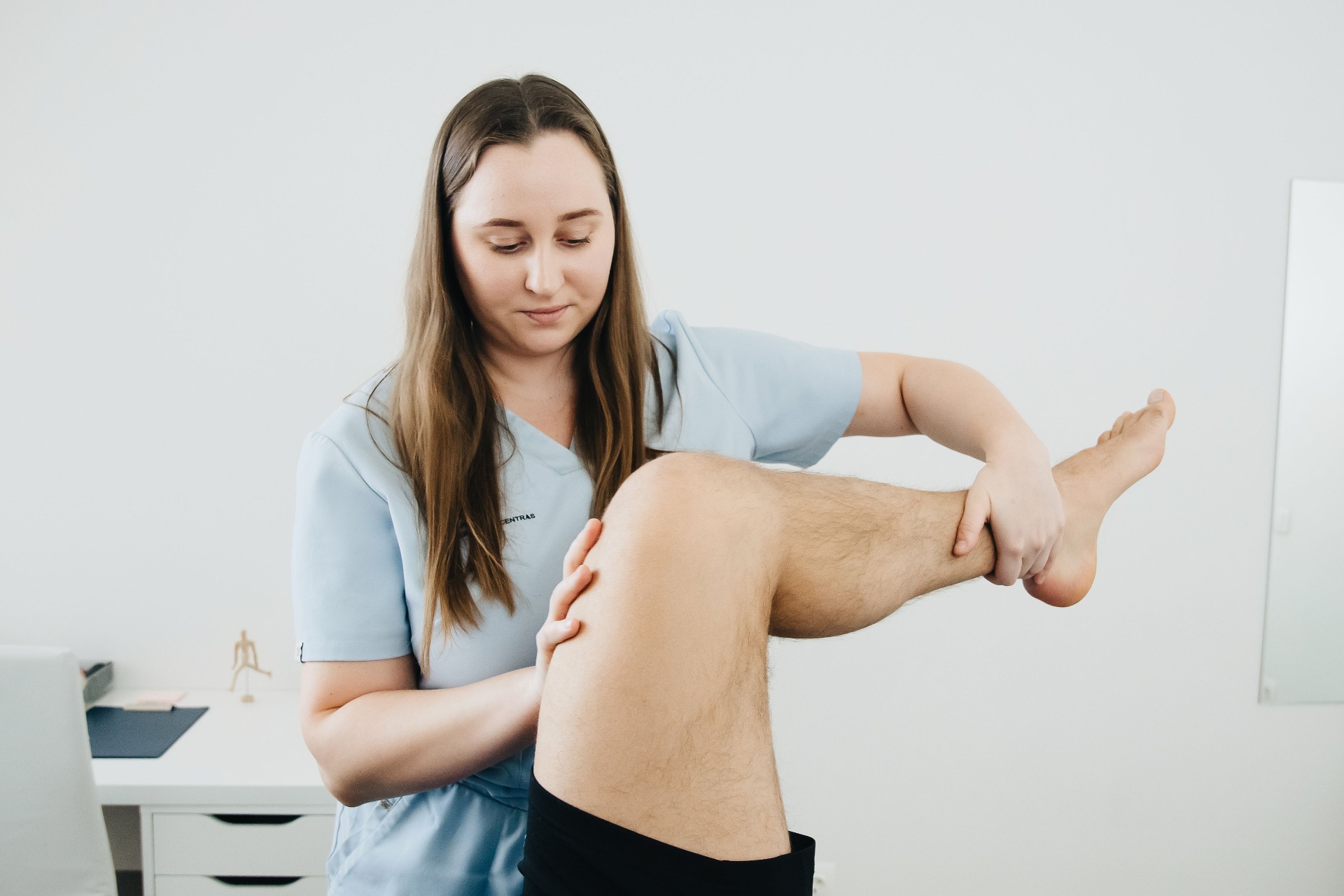 Physiotherapeutin behandelt Knie – Gelenkgesundheit